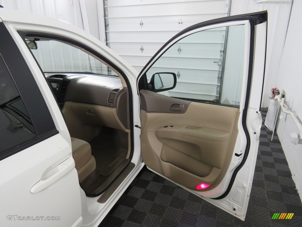 2012 Sedona LX - Clear White / Beige photo #36