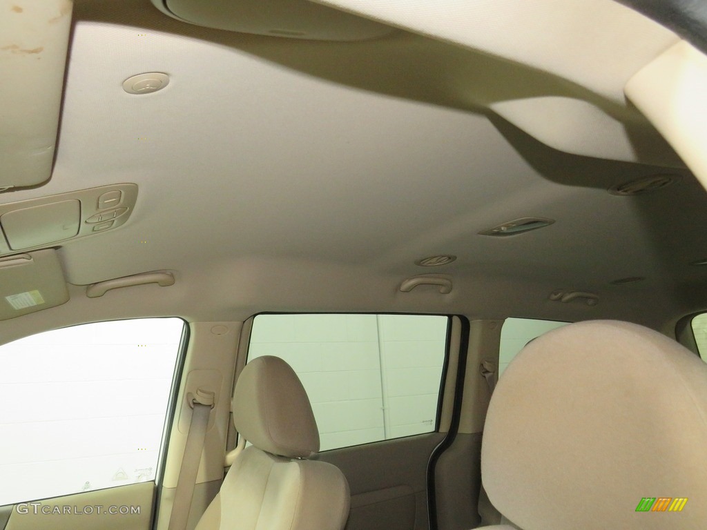 2012 Sedona LX - Clear White / Beige photo #39