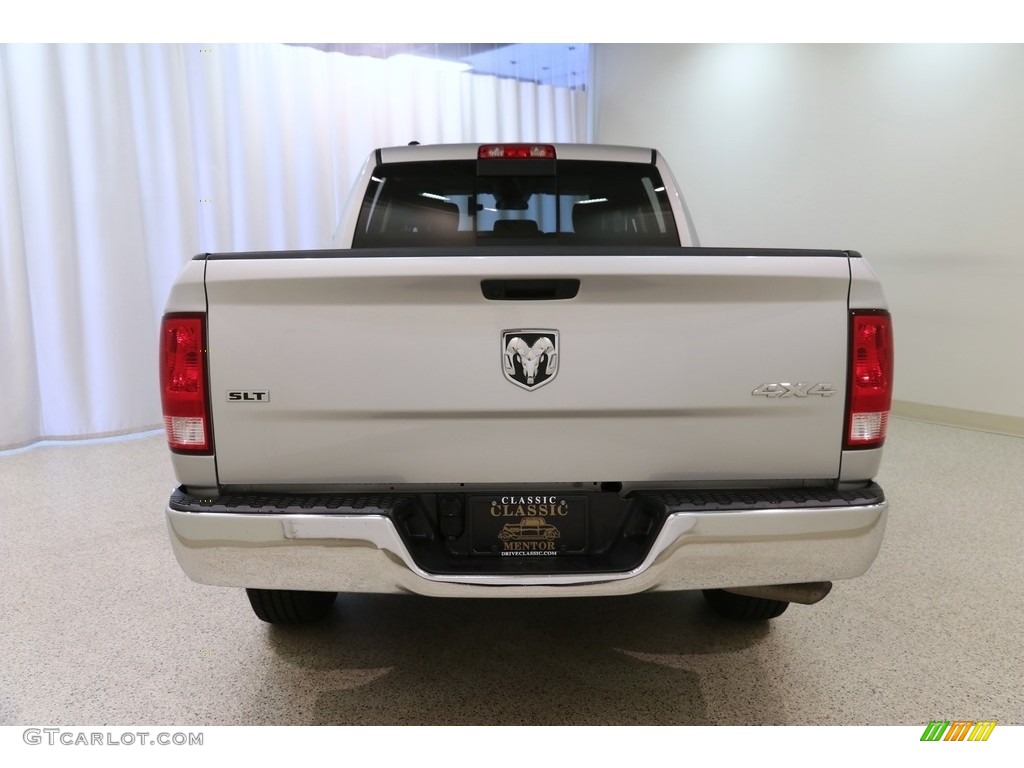 2019 1500 Classic SLT Crew Cab 4x4 - Bright Silver Metallic / Black/Diesel Gray photo #17