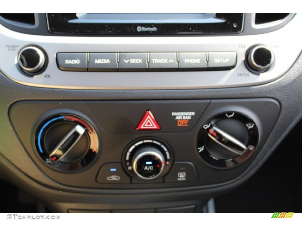 2020 Hyundai Accent SE Controls Photo #134940610