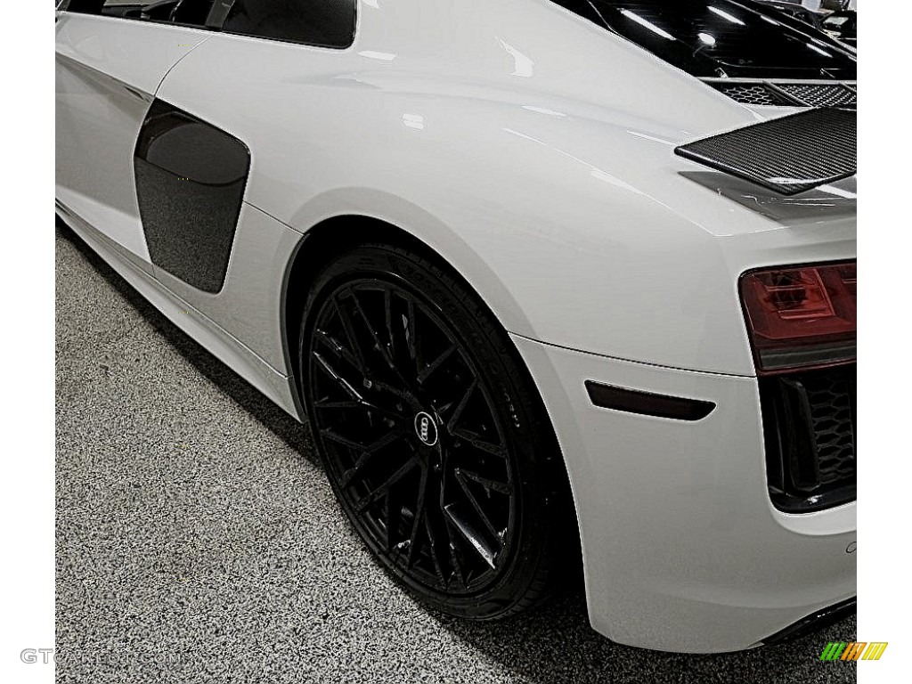 2017 R8 V10 Plus - Suzuka Gray Metallic / Express Red photo #6