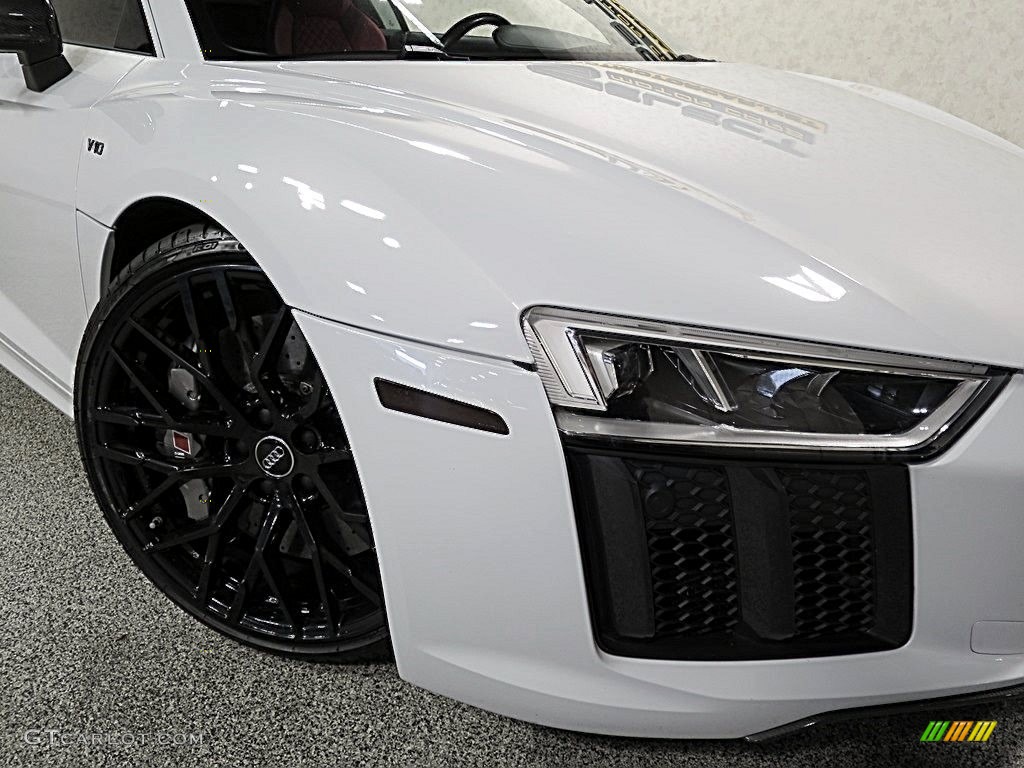 2017 R8 V10 Plus - Suzuka Gray Metallic / Express Red photo #7