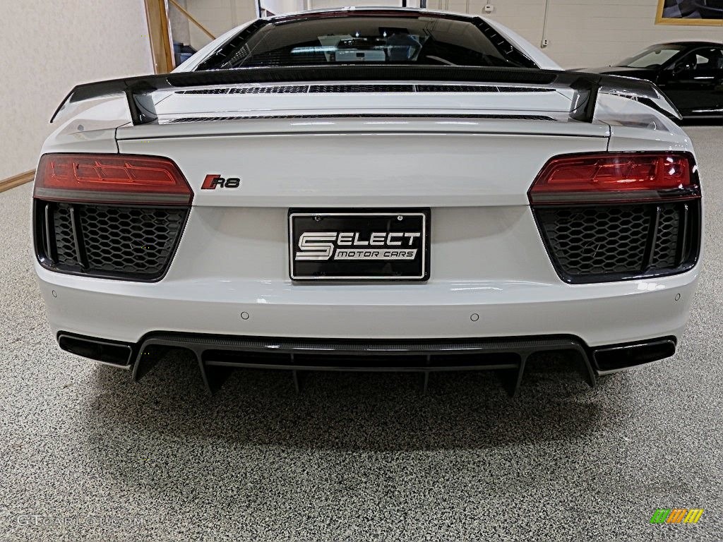 2017 R8 V10 Plus - Suzuka Gray Metallic / Express Red photo #9