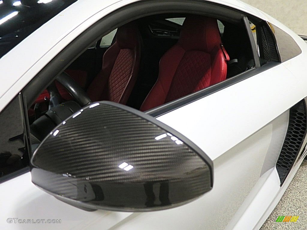 2017 R8 V10 Plus - Suzuka Gray Metallic / Express Red photo #10