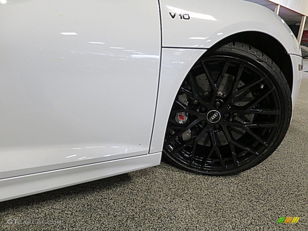 2017 R8 V10 Plus - Suzuka Gray Metallic / Express Red photo #11