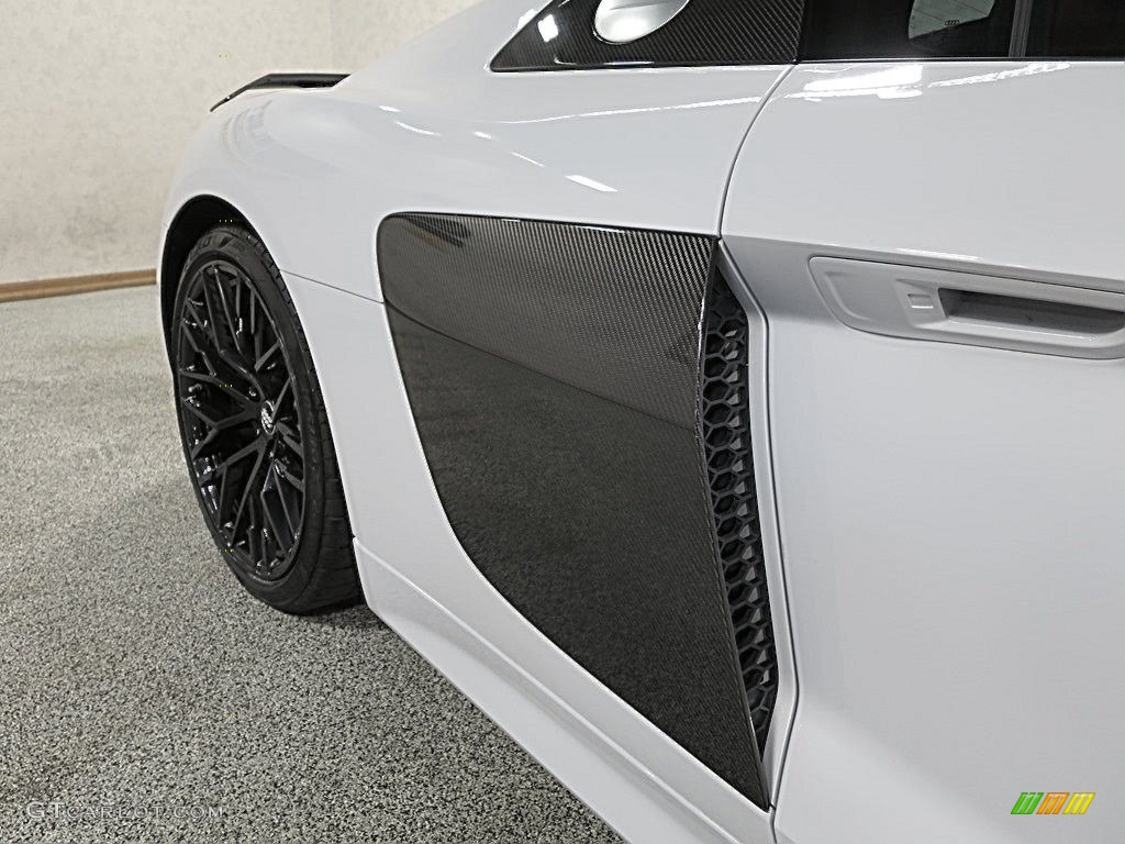 2017 R8 V10 Plus - Suzuka Gray Metallic / Express Red photo #14