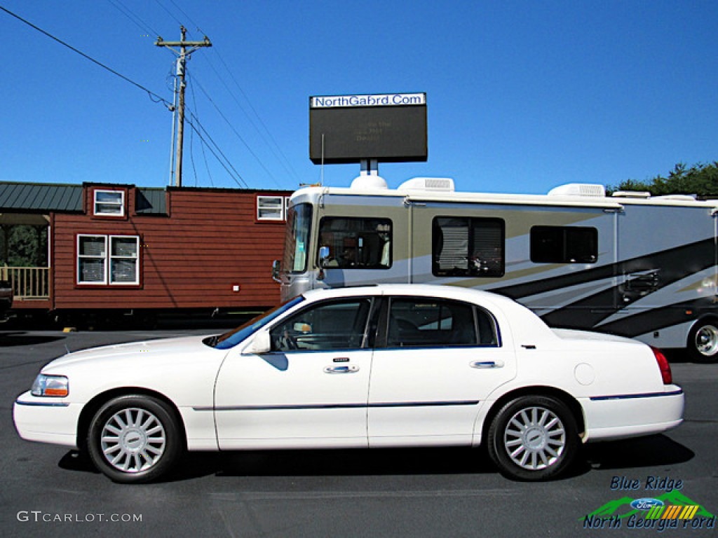 2005 Town Car Signature Limited - Vibrant White / Light Parchment/Medium Dark Parchment photo #2