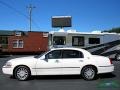 2005 Vibrant White Lincoln Town Car Signature Limited  photo #2