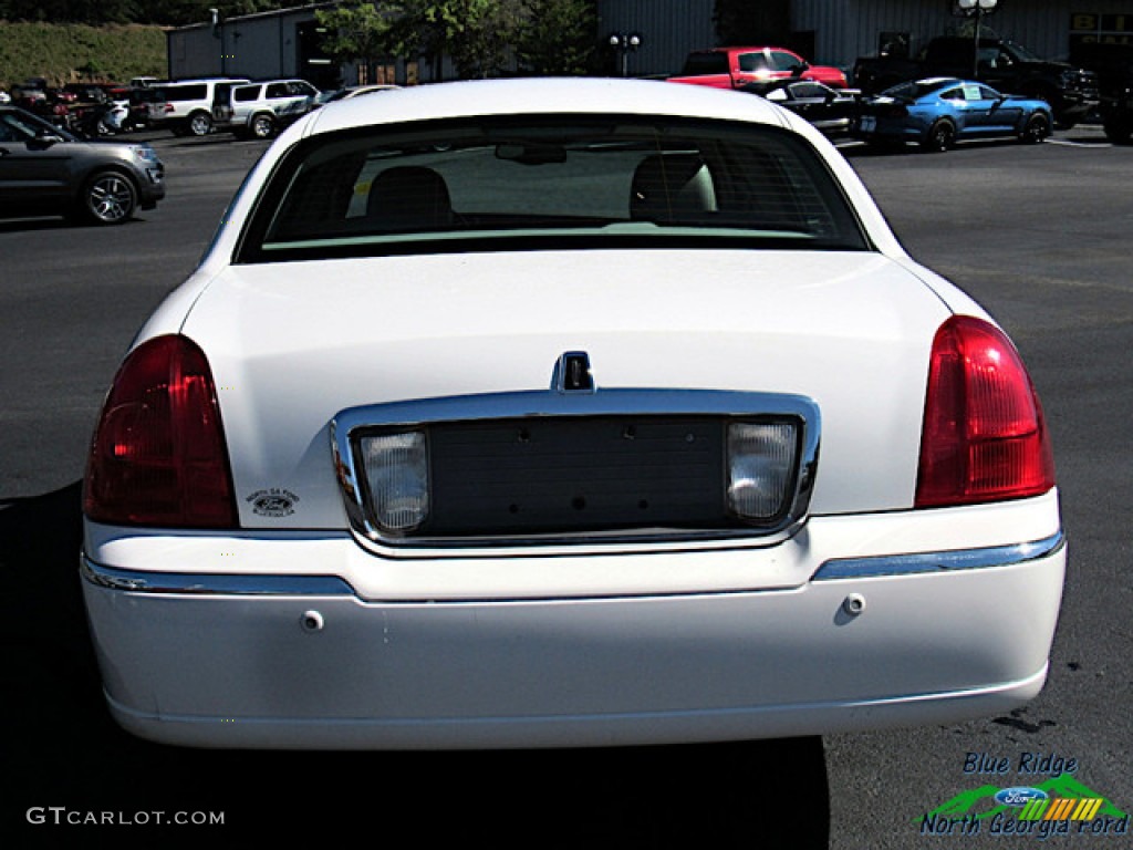 2005 Town Car Signature Limited - Vibrant White / Light Parchment/Medium Dark Parchment photo #4