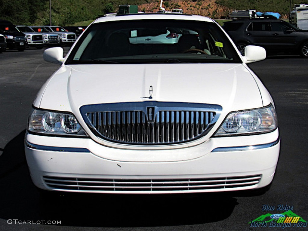 2005 Town Car Signature Limited - Vibrant White / Light Parchment/Medium Dark Parchment photo #8