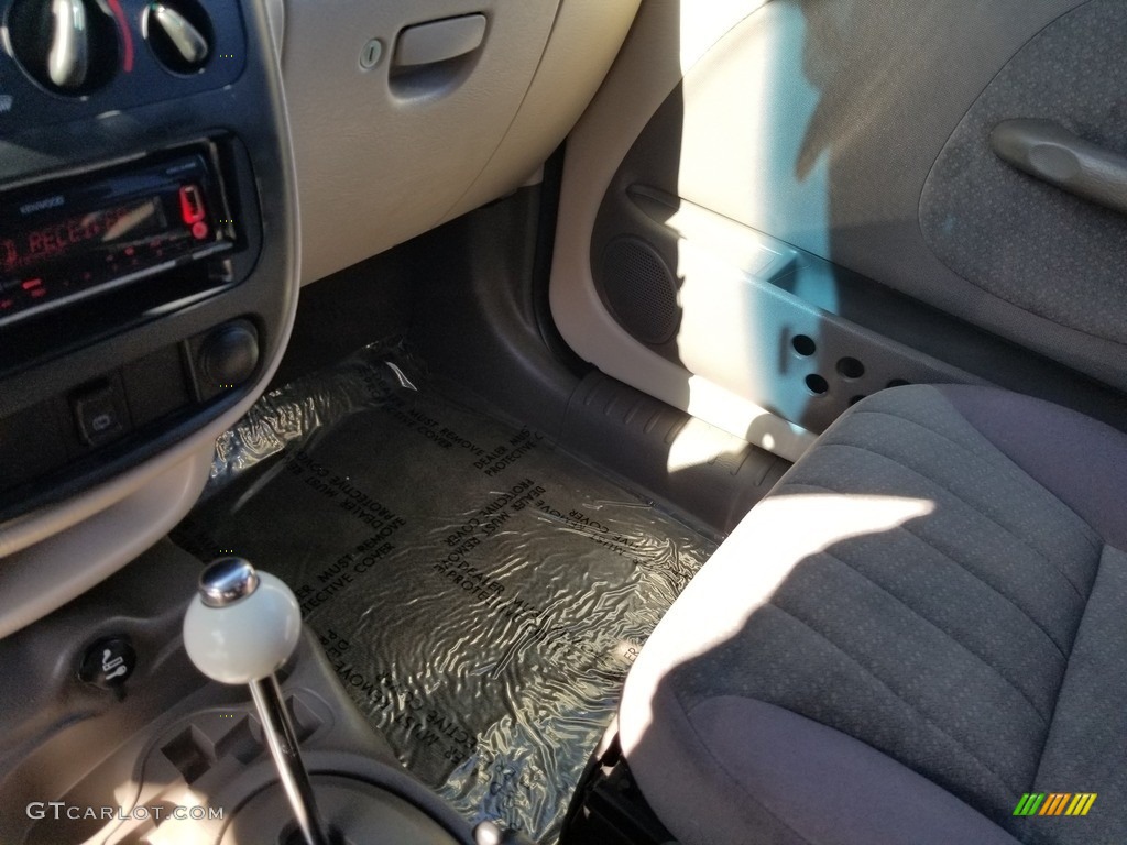 2004 PT Cruiser  - Electric Blue Pearlcoat / Taupe/Pearl Beige photo #13