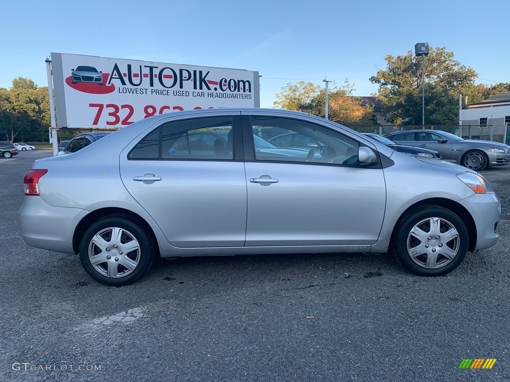2010 Yaris Sedan - Silver Streak Mica / Dark Charcoal photo #3