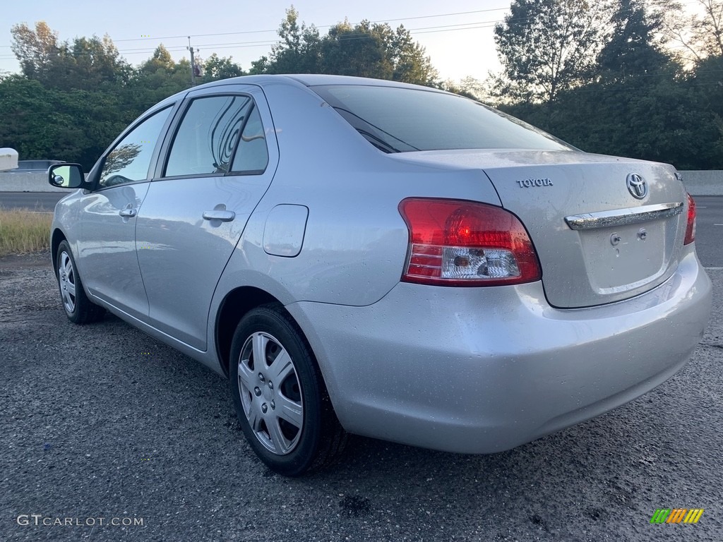2010 Yaris Sedan - Silver Streak Mica / Dark Charcoal photo #5