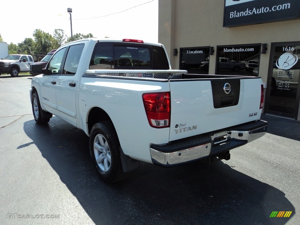 2010 Titan SE Crew Cab 4x4 - Blizzard White / Charcoal photo #3