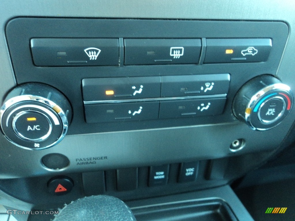 2010 Titan SE Crew Cab 4x4 - Blizzard White / Charcoal photo #17