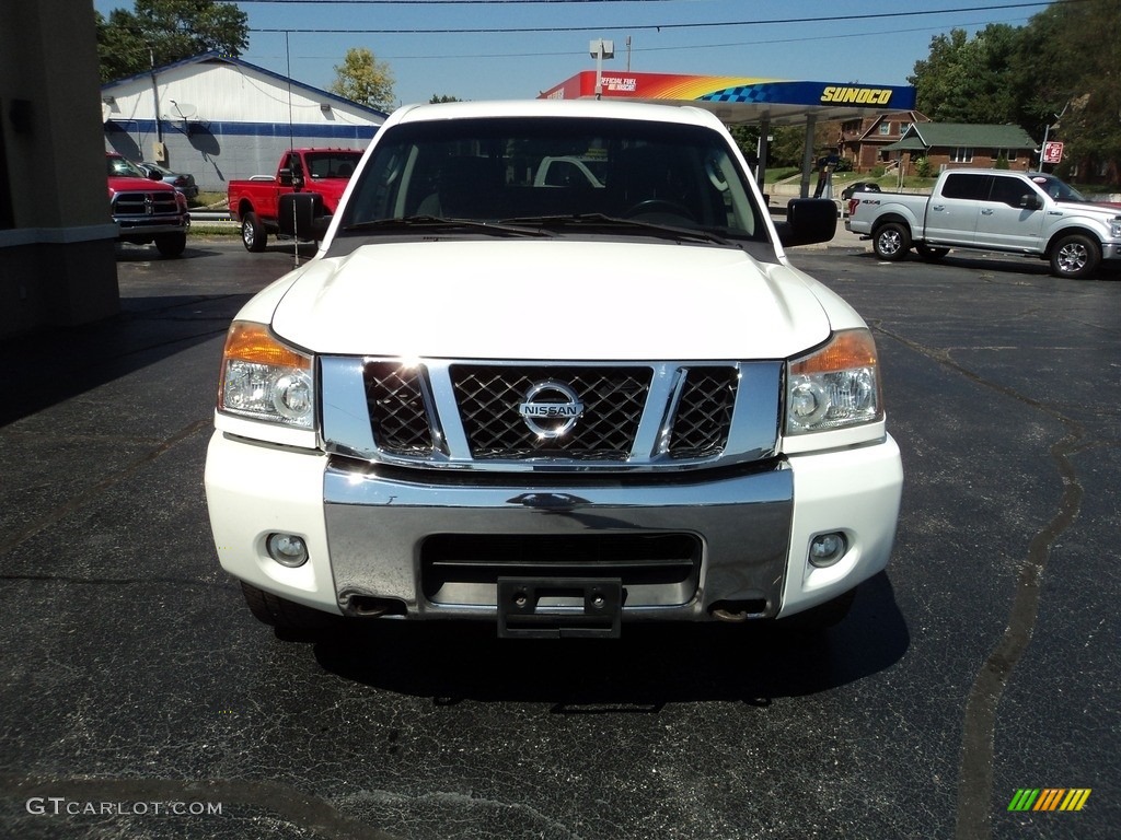 2010 Titan SE Crew Cab 4x4 - Blizzard White / Charcoal photo #22