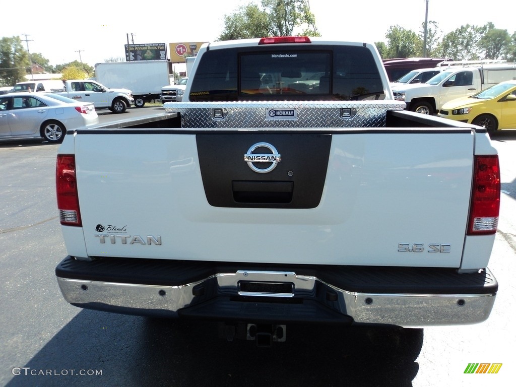 2010 Titan SE Crew Cab 4x4 - Blizzard White / Charcoal photo #25