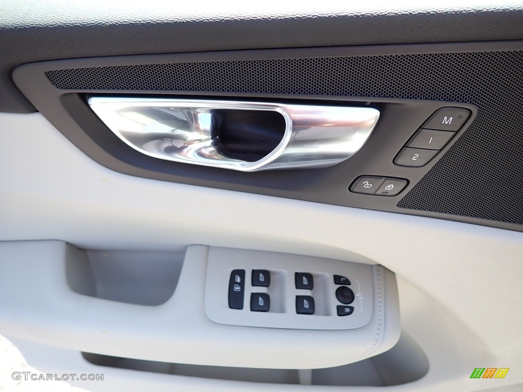 2020 Volvo XC60 T5 AWD Momentum Controls Photo #135038964