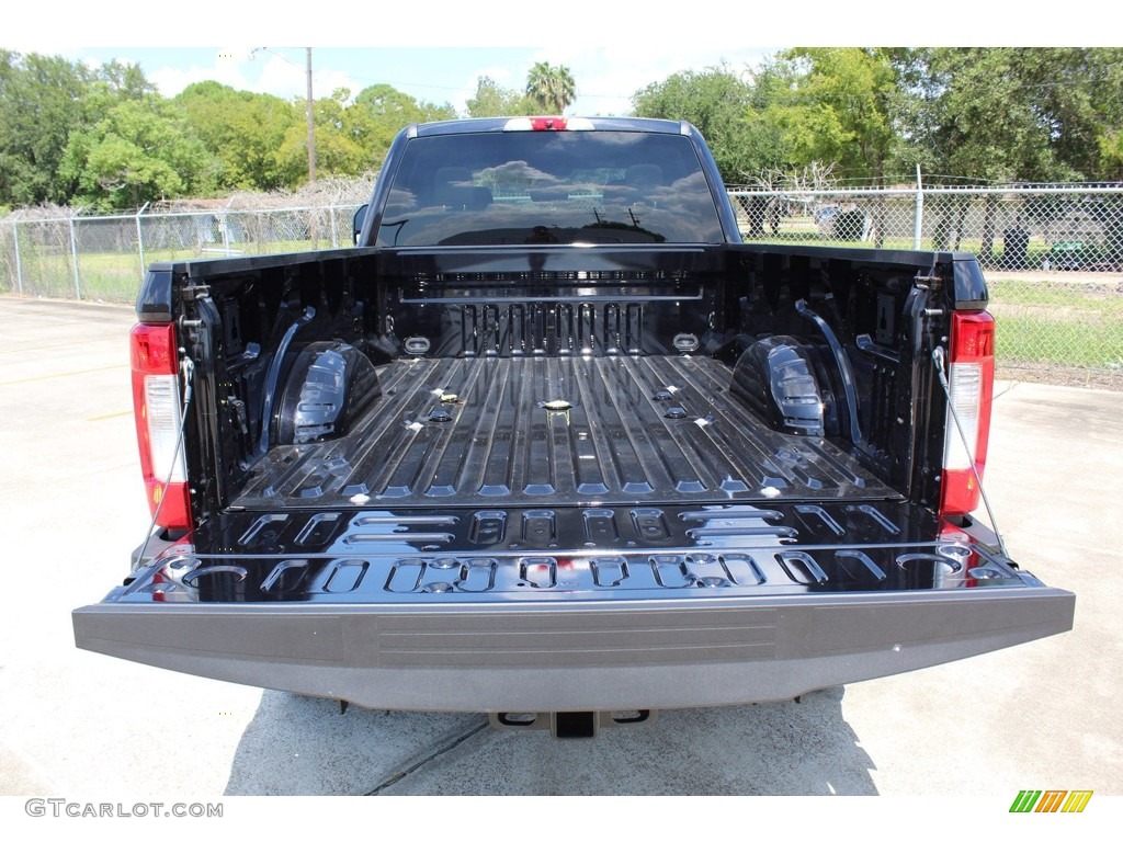 2019 F350 Super Duty XLT Crew Cab 4x4 - Agate Black / Earth Gray photo #23