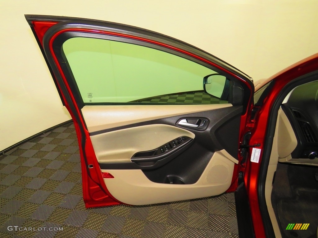 2018 Focus SE Sedan - Hot Pepper Red / Medium Light Stone photo #15