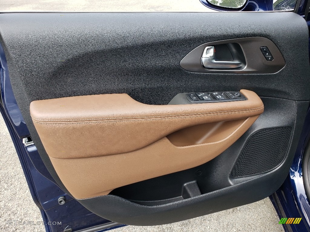 2020 Chrysler Pacifica Limited Deep Mocha/Black Door Panel Photo #135070669