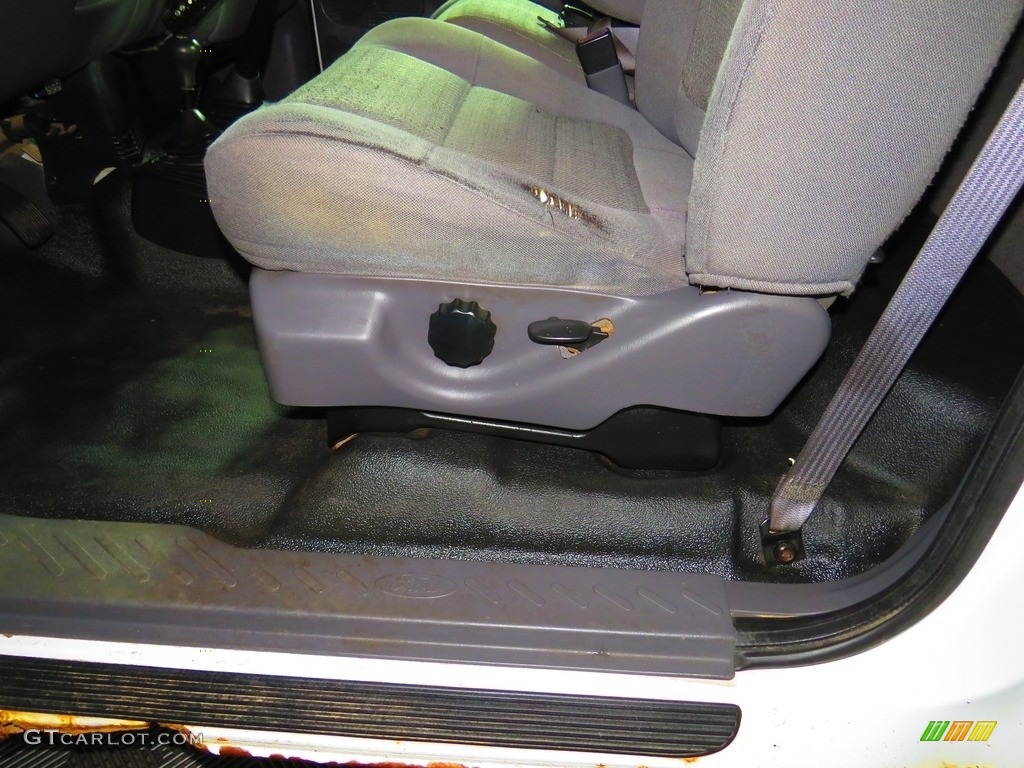 2002 F150 XL Regular Cab 4x4 - Oxford White / Medium Graphite photo #14