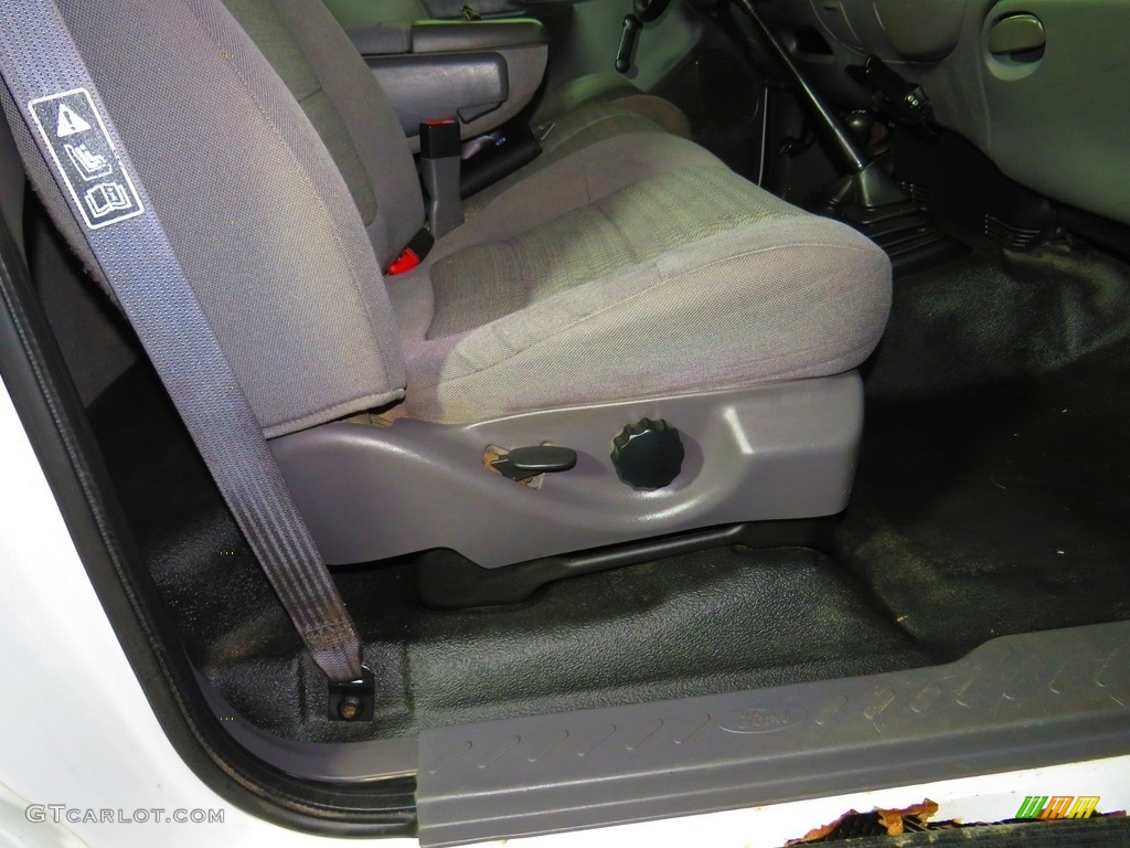2002 F150 XL Regular Cab 4x4 - Oxford White / Medium Graphite photo #17
