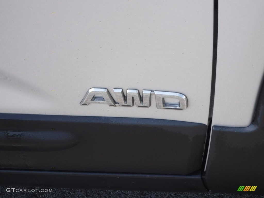 2011 Sorento LX AWD - Bright Silver / Gray photo #4