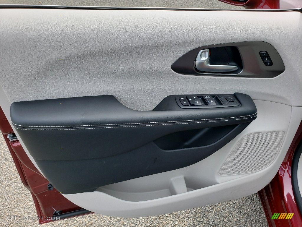 2020 Chrysler Pacifica Touring L Alloy/Black Door Panel Photo #135078541