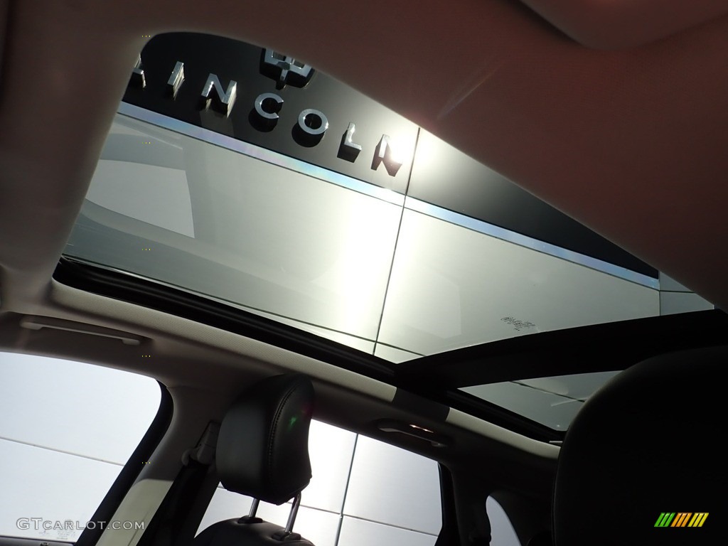 2017 Edge Titanium AWD - White Gold Metallic / Ebony photo #20