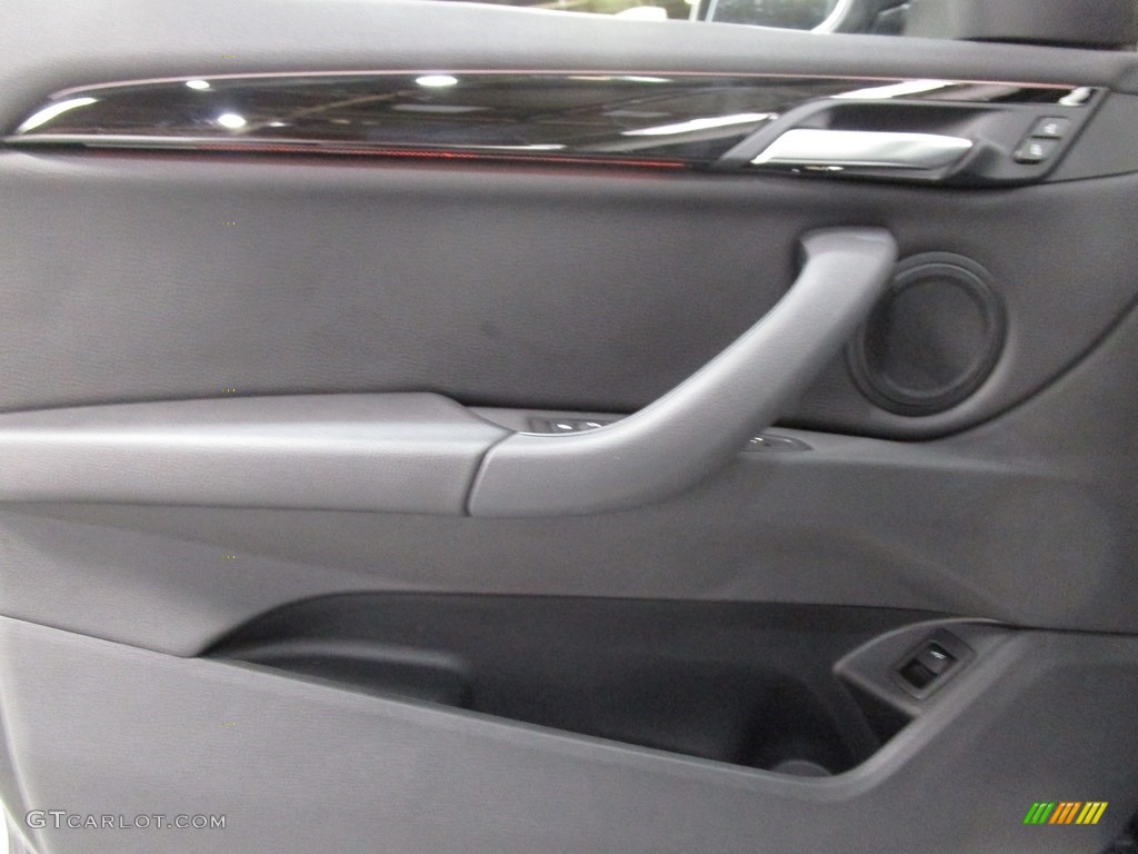 2019 X1 xDrive28i - Jet Black / Black photo #8