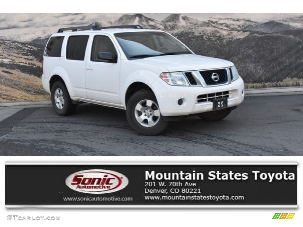 Avalanche White Nissan Pathfinder