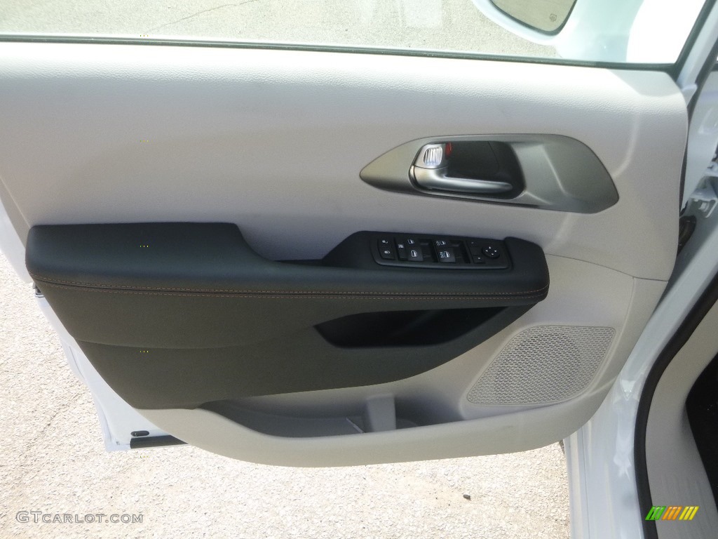 2020 Chrysler Pacifica Touring Alloy/Black Door Panel Photo #135106124