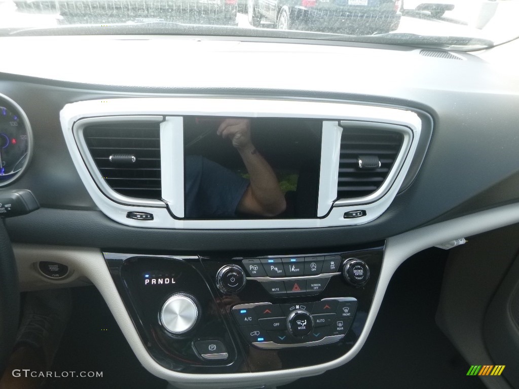 2020 Chrysler Pacifica Touring Controls Photo #135106181