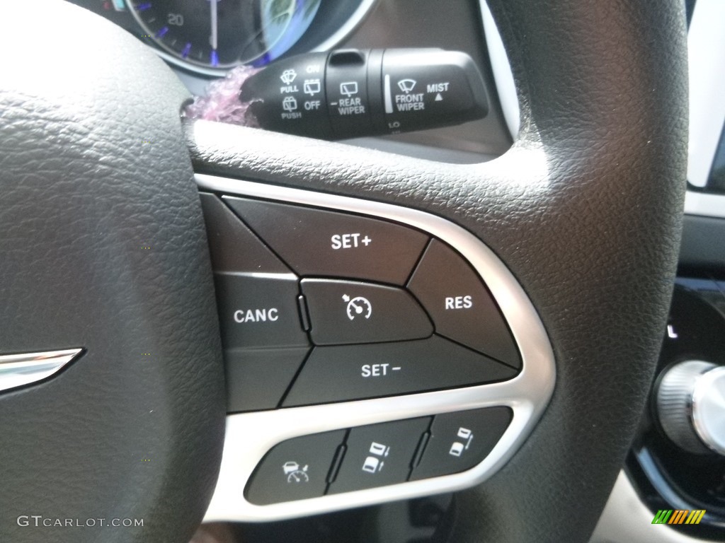 2020 Chrysler Pacifica Touring Alloy/Black Steering Wheel Photo #135106232