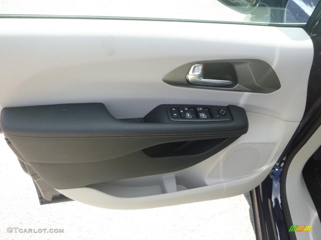 2020 Chrysler Pacifica Touring Alloy/Black Door Panel Photo #135106709
