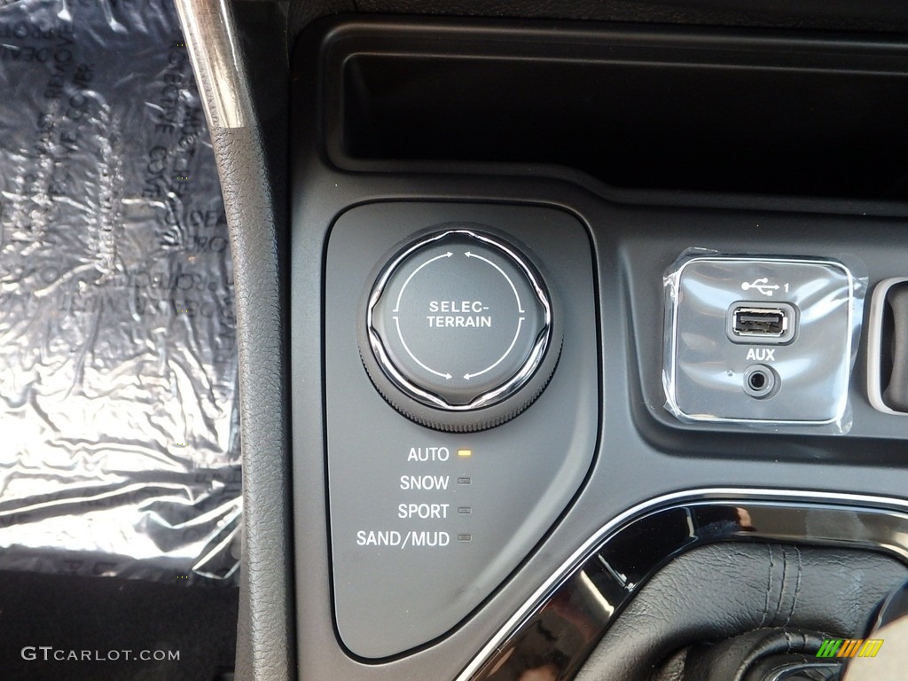 2020 Jeep Cherokee Altitude 4x4 Controls Photo #135106922