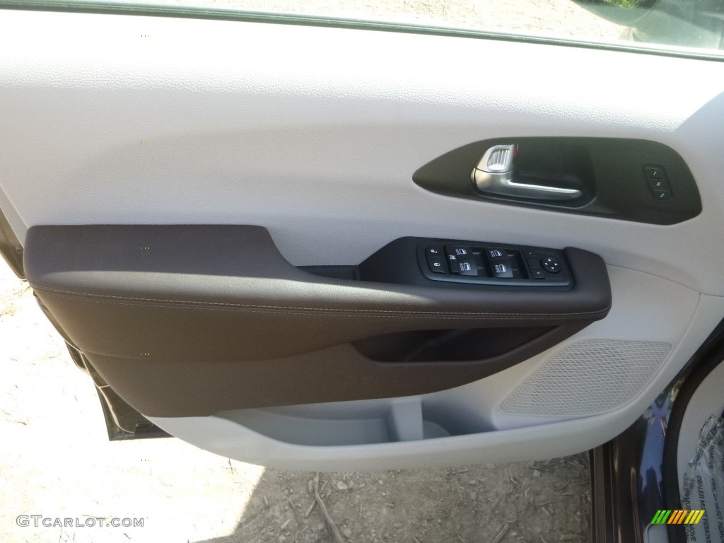 2020 Chrysler Pacifica Touring L Plus Door Panel Photos