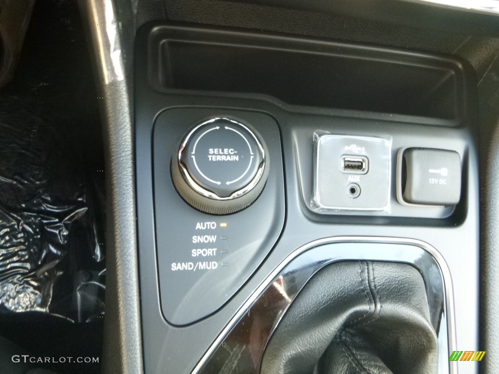 2020 Jeep Cherokee Altitude 4x4 Controls Photo #135111626