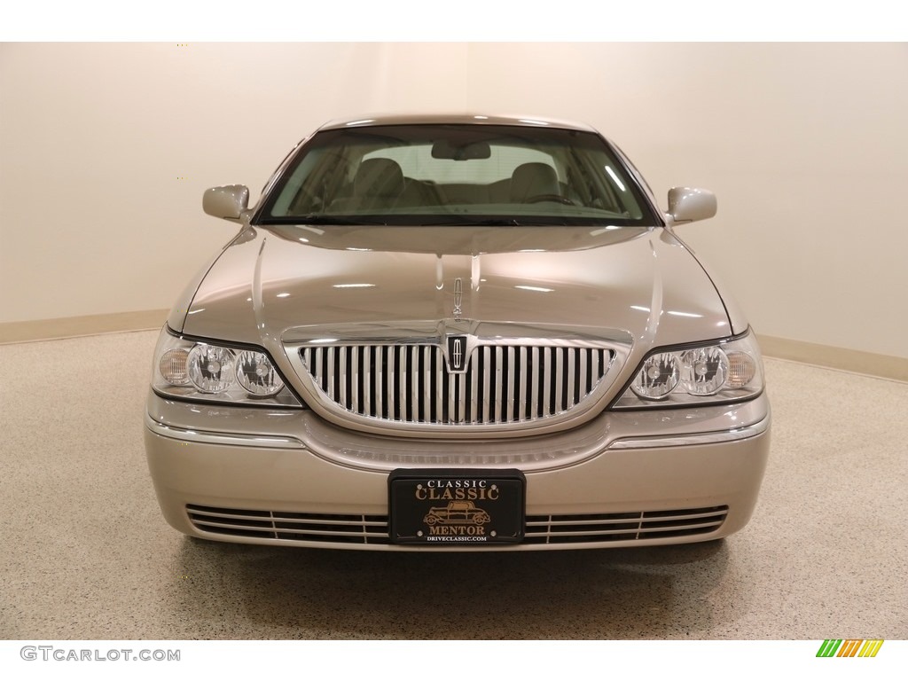 2009 Town Car Signature Limited - Light French Silk Metallic / Light Camel photo #2