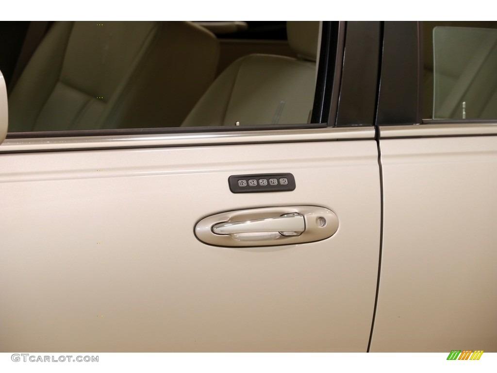 2009 Town Car Signature Limited - Light French Silk Metallic / Light Camel photo #4