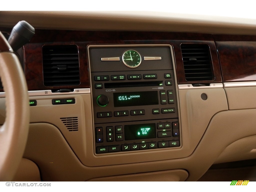 2009 Town Car Signature Limited - Light French Silk Metallic / Light Camel photo #11
