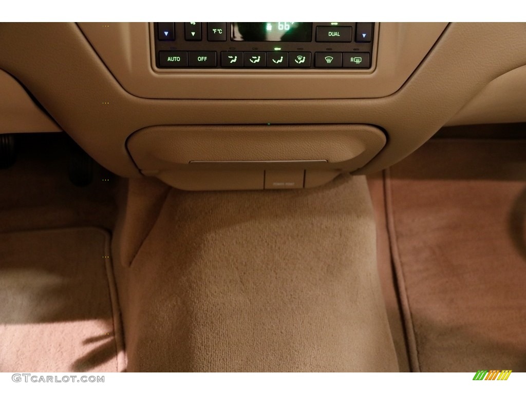 2009 Town Car Signature Limited - Light French Silk Metallic / Light Camel photo #12