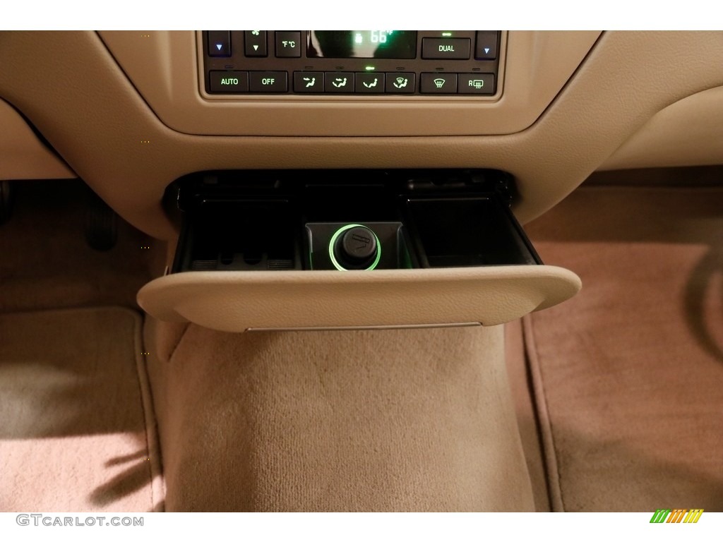 2009 Town Car Signature Limited - Light French Silk Metallic / Light Camel photo #13