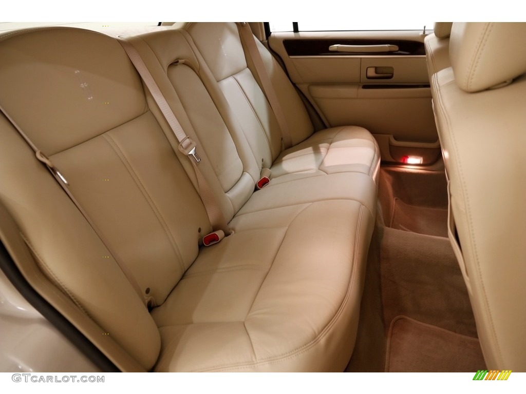 2009 Town Car Signature Limited - Light French Silk Metallic / Light Camel photo #18