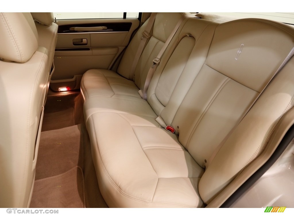 2009 Town Car Signature Limited - Light French Silk Metallic / Light Camel photo #19