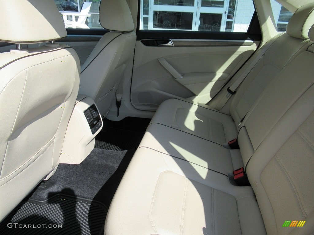2018 Passat SE - Fortana Red Metallic / Cornsilk Beige photo #11