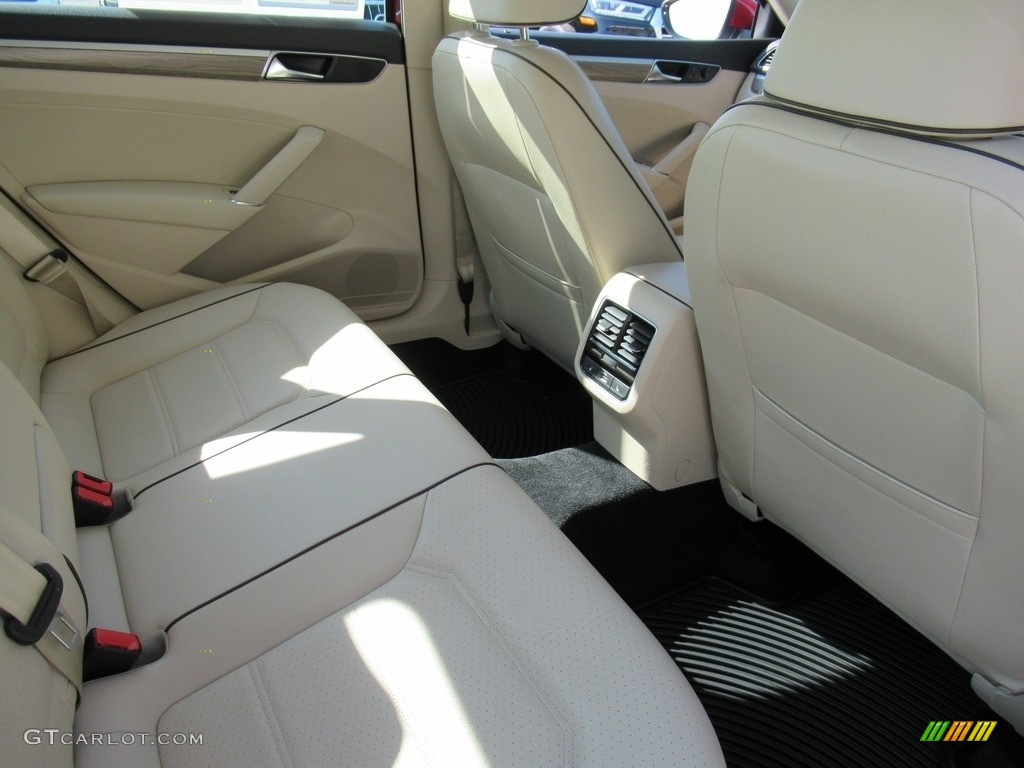2018 Passat SE - Fortana Red Metallic / Cornsilk Beige photo #13
