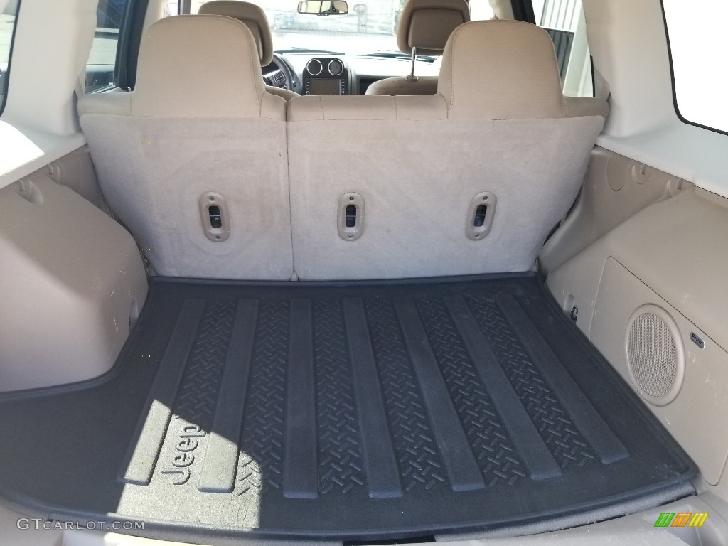 2012 Patriot Latitude 4x4 - True Blue Pearl / Dark Slate Gray/Light Pebble Beige photo #19