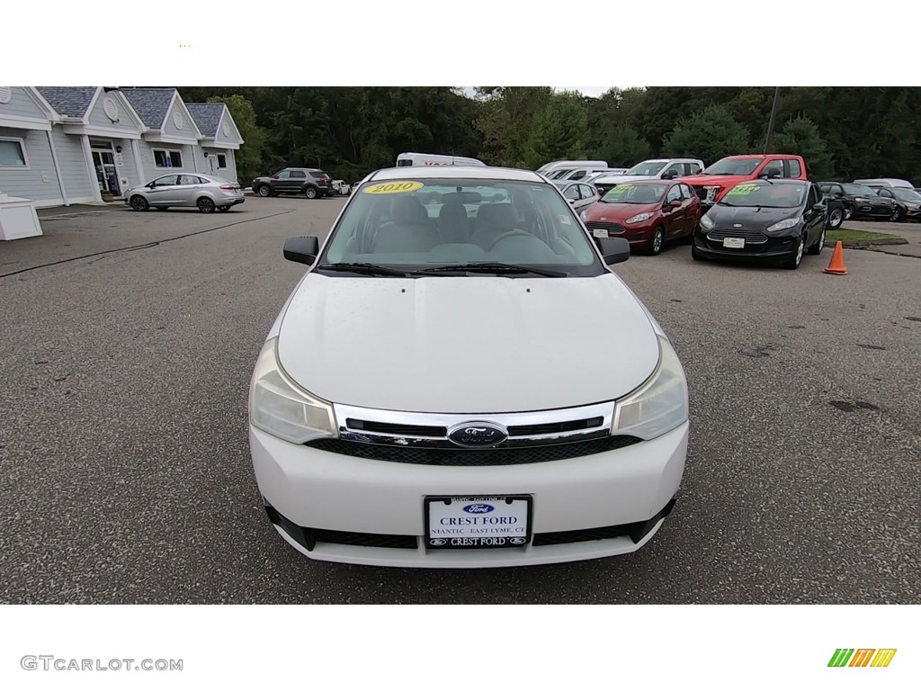 2010 Focus SE Sedan - White Suede / Charcoal Black photo #2